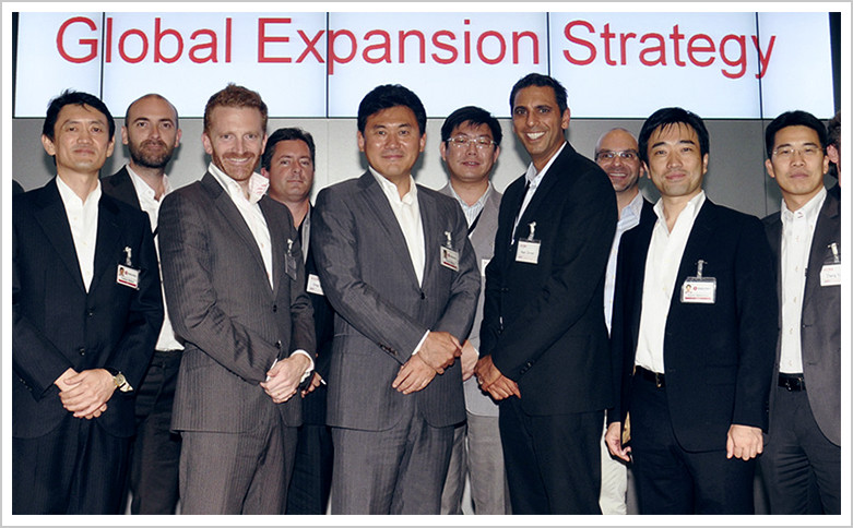 Leaders of overseas subsidiaries and alliance partners at a global business strategy conference